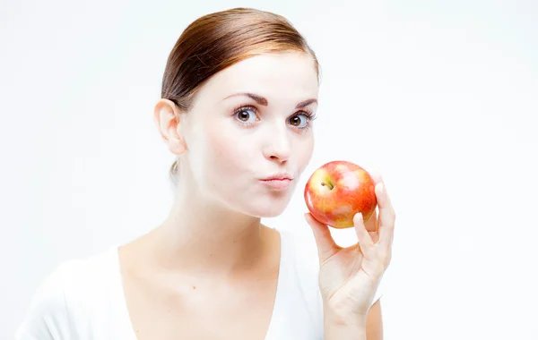 Mujer sosteniendo y comiendo manzana roja, Dientes sanos — Foto de Stock
