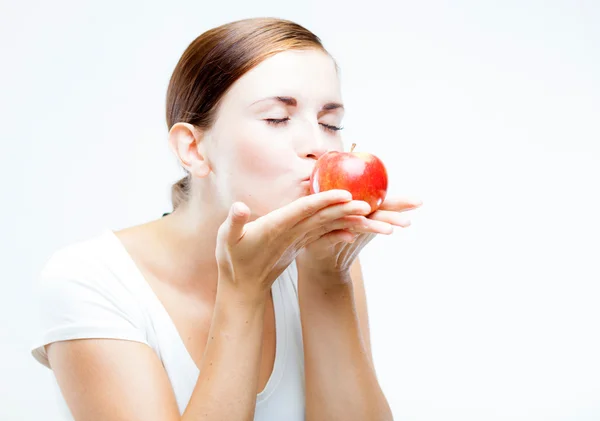 Frau hält und isst roten Apfel, gesunde Zähne — Stockfoto