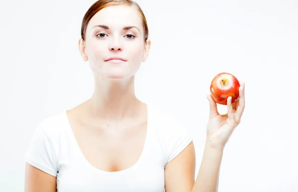 Kvinnan håller och äta rött äpple, friska tänder — Stockfoto