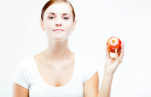 Mujer sosteniendo y comiendo manzana roja, Dientes sanos — Foto de Stock