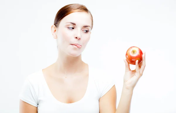 Kvinnan håller och äta rött äpple, friska tänder — Stockfoto