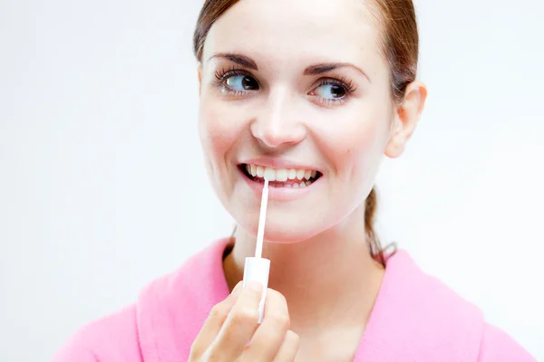 Diş beyazlatma, fırça tutan kadın — Stok fotoğraf