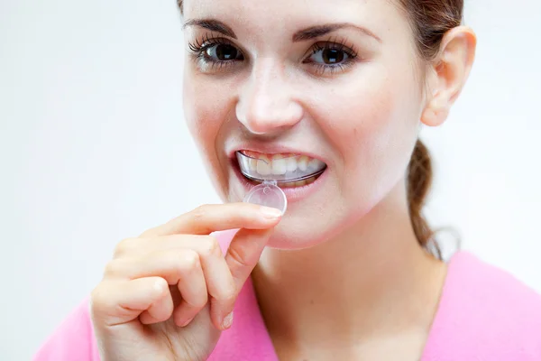 Blanchiment des dents, femme avec plateau à dents — Photo