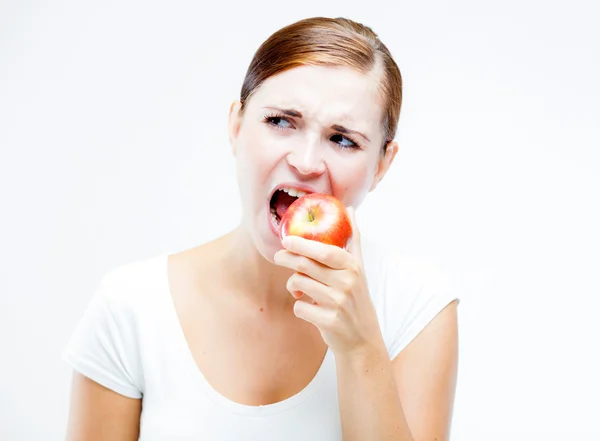 Kobieta ma problem z gryzienie jabłka, ból zęba — Zdjęcie stockowe