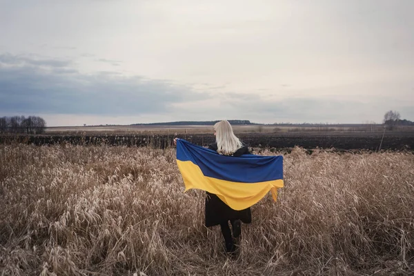 Oorlog Van Rusland Tegen Oekraïne Jong Mooi Patriot Meisje Staand Stockafbeelding