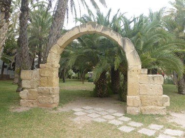 Santa Pola, İspanya 'nın Valensiya Topluluğu' nun Bajo Vinalop bölgesinin Alicante eyaletine bağlı belediyesi. 2020 yılında 33,303 kişi yaşıyordu. Santa Pola 'nın en büyük ilgi odağı tarihi kalıntıları..