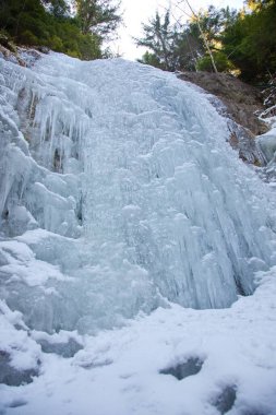İlkbaharda Slovak Cennet Milli Parkı 'ndaki Manastır geçidinde gökkuşağı şelalesi