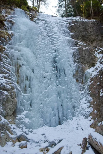İlkbaharda Slovak Cennet Milli Parkı 'ndaki Manastır geçidinde gökkuşağı şelalesi