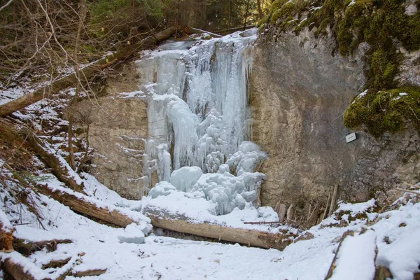 İlkbaharda Slovak Cennet Milli Parkı 'ndaki Manastır geçidinde gökkuşağı şelalesi