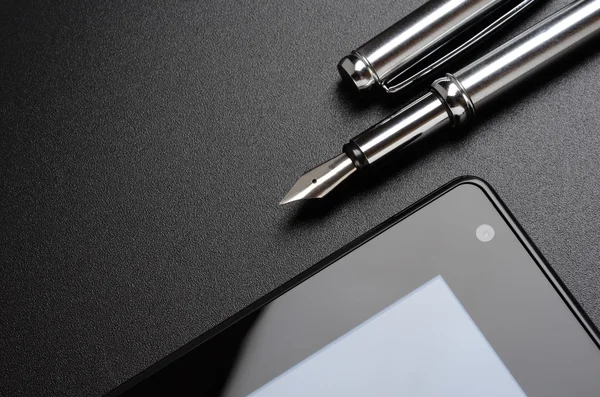 Tablet, fountain pen. — Stock Photo, Image