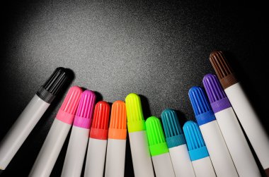 renkli keçeli kalemler