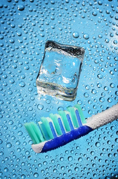 Зубна щітка і кубик льоду — стокове фото