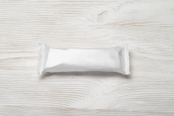 Vit Tom Chokladkaka Träbordet Mock Mall Plastfolie Godis — Stockfoto