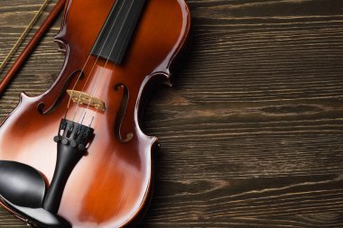 Kahverengi ahşap sehpada keman, fotokopi alanı, üst görünüm.