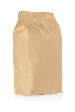 Beyaz arka planda kahverengi el işi kağıt paketleme şablonu izole edildi. Kırpma yolu dahil.