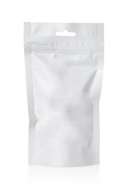 Beyaz arka planda izole edilmiş beyaz plastik bir çanta.,