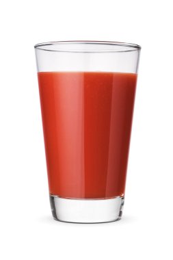 Kırpma yolu ile beyaz zemin üzerinde izole domates suyu bardağı.