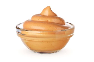 Beyaz arka planda izole edilmiş şeffaf kâsede klasik özel hamburger sosu.