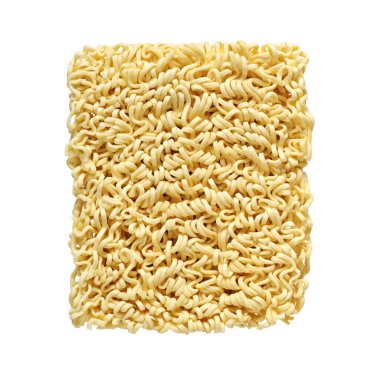 Kurutulmamış ramen hazır erişteler beyaz arka planda izole edilmiş..