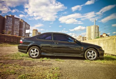 siyah spor araba park içinde kal