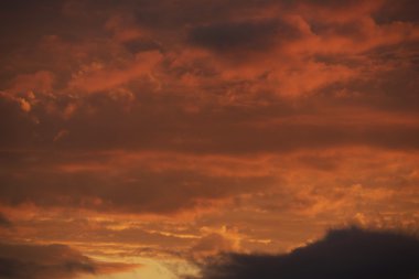 Kızıl gökyüzü günbatımı