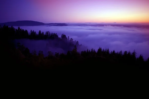 Coucher de soleil dans les collines nuageuses — Photo