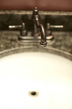 kahverengi metal musluk