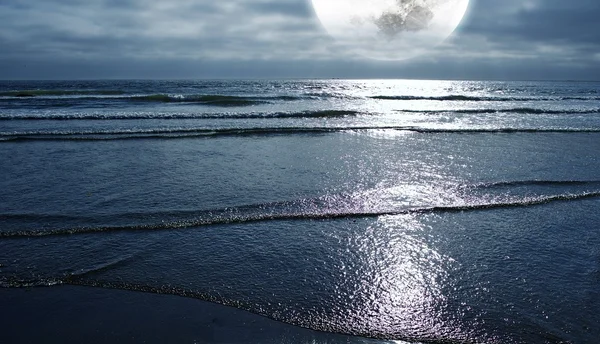 海洋与月亮 — 图库照片