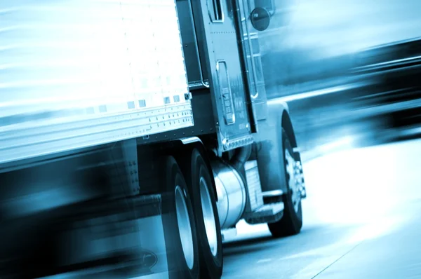 Semi vrachtwagen in beweging — Stockfoto