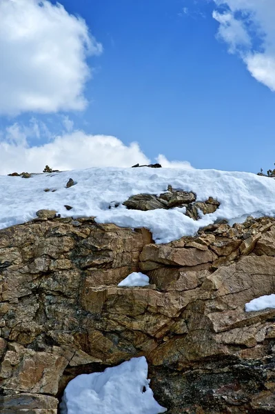 Snö och stenar — Stockfoto