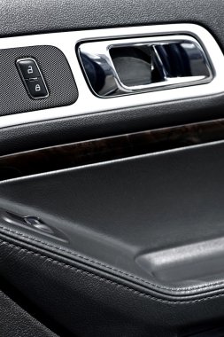 araç kapısından içeri