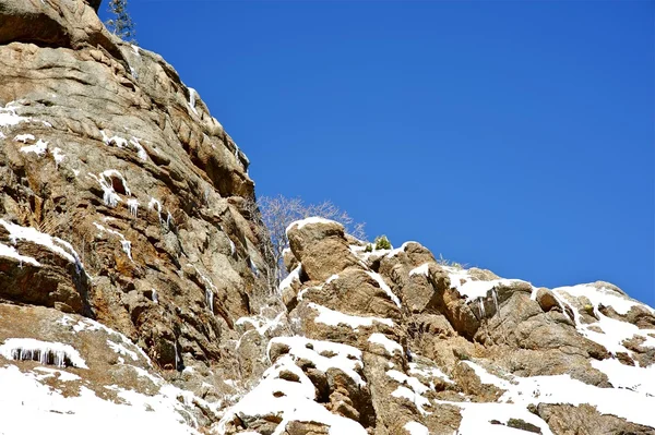 Felsen im Schnee — Stockfoto