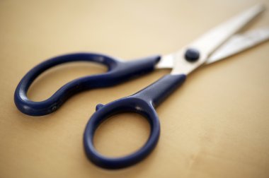 bir tablo için makaslar