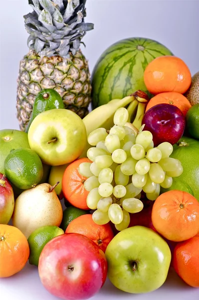 Cesto di frutta biologica fresca — Foto Stock