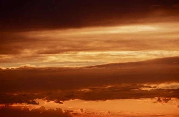 Темно червоний бурхлива хмари — стокове фото