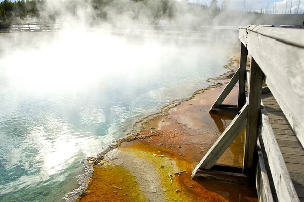 Yellowstone höyrysauna allas — kuvapankkivalokuva