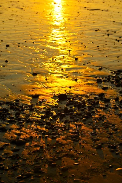 Playa rocosa puesta de sol — Foto de Stock