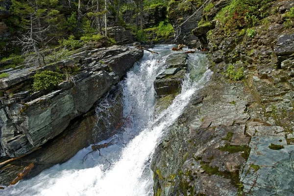 Горный скалистый водопад — стоковое фото