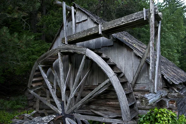 Старий дерев'яний Powerhouse — стокове фото