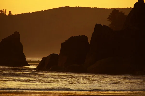 Skalnaté pobřeží západ slunce — Stock fotografie