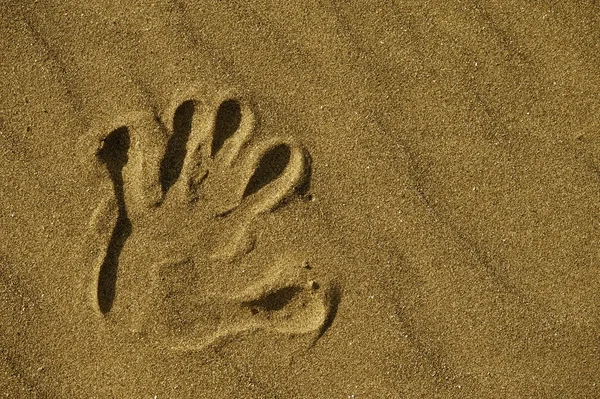 Handafdruk in zand — Stockfoto