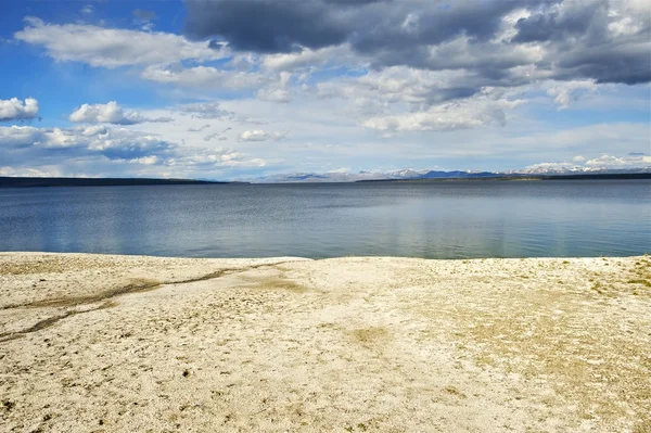 Jezero yellowstone scenérie — Stock fotografie