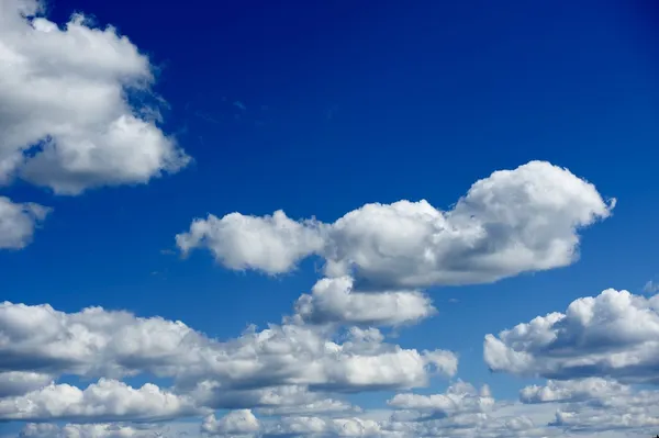 Céu azul nublado — Fotografia de Stock