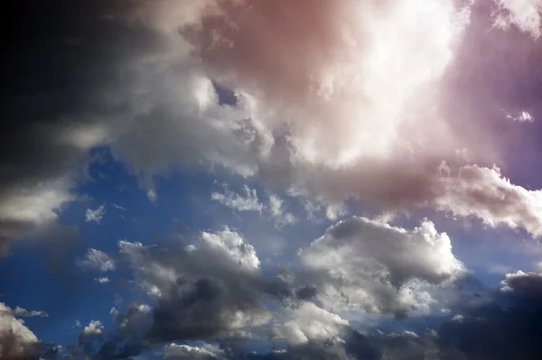 Sonniger bewölkter Himmel — Stockfoto