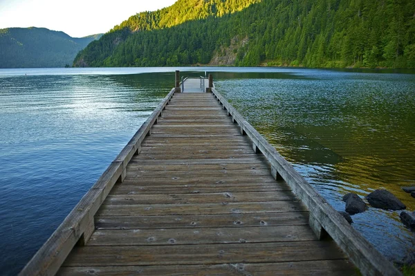 Dok over wassende lake — Stockfoto