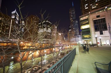 Chicago riverwalk geceleri