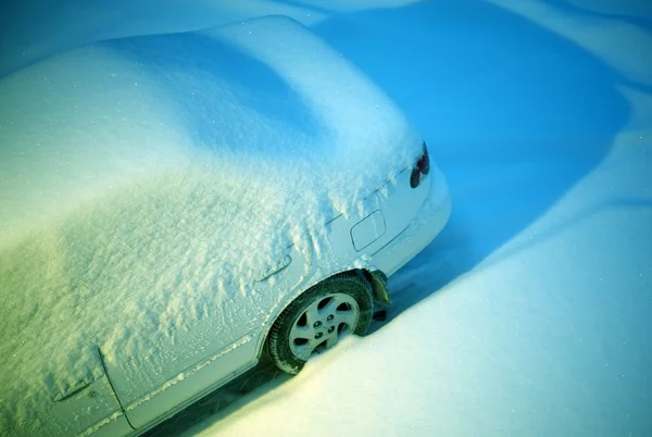 Auto von Schnee bedeckt — Stockfoto