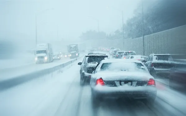 冬の嵐の交通 — ストック写真