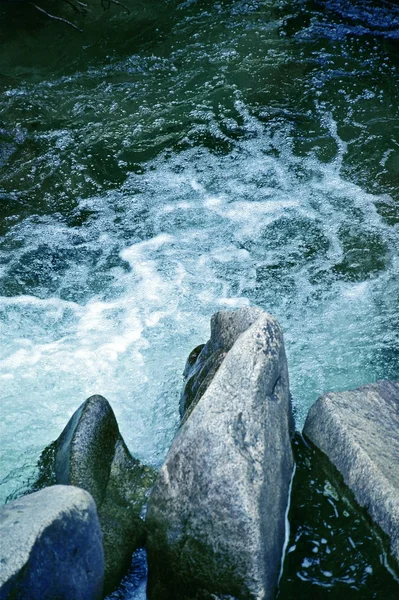 Rio frio da montanha — Fotografia de Stock