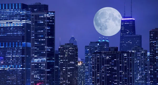 Skyline y Luna — Foto de Stock